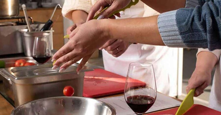 Santorini: Private Cooking Class and Wine Tasting Tour - The 6-Hour Flow: How the Time Gets Used