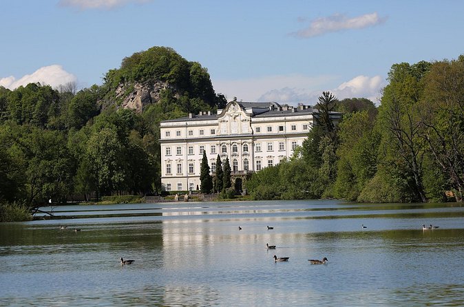 Sound of Music Tour with Edelweiss Cooking Class in Salzburg - Stop 4: Mondsee Basilica wedding connection and 50 minutes of free time