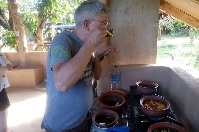 Sri Lankan Privet Cooking Class with Lunch - Eight Curries, Old Tools, and Region-by-Region Flavor