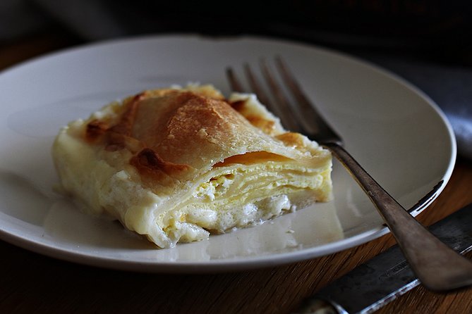 Štrukli cooking class with Dolac Market Tour - The filling, oils, and tasting time: what happens while it bakes