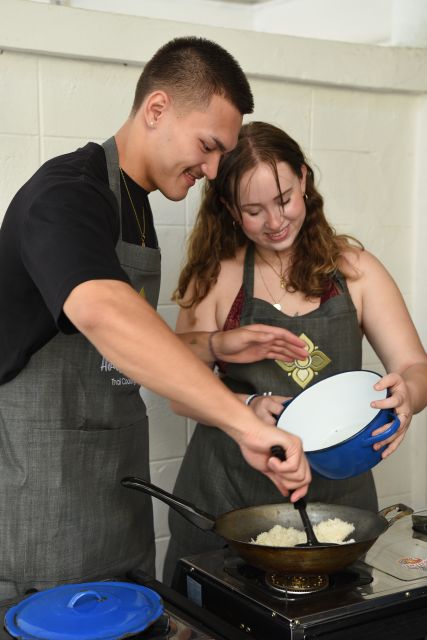 Sukhumvit: Hands-on Thai Cooking Class & Market Tour in BKK - The weekday menu: what you’ll cook from Monday to Sunday
