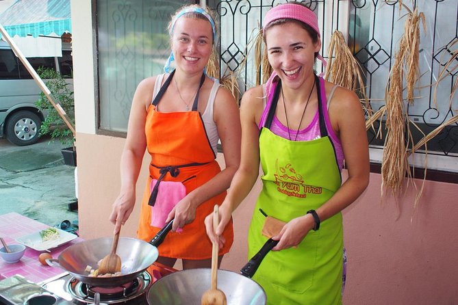 Tomyumthai Cooking Class in Chiang Mai - Inside Tom Yum Thai Cooking School: small-group, hands-on help