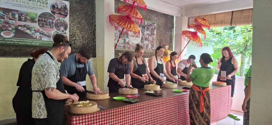 Ubud: Balinese Cooking Class, Rice Field & Market Tour - Rice field lesson: understanding Subak irrigation