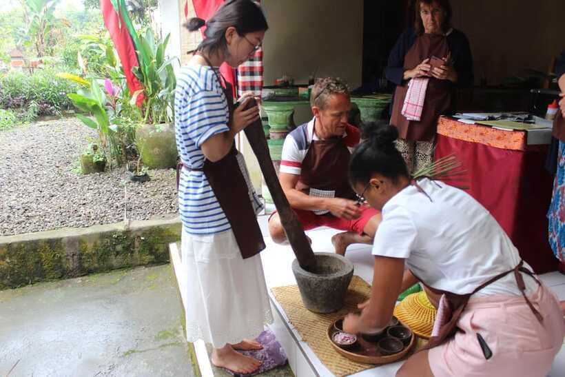 Ubud : Regular or Vegetarian cooking class with market visit - The guides and the classroom energy: what to expect when you walk in