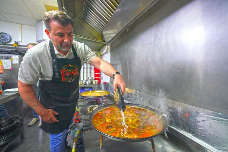 Valencia: Traditional Paella Cooking Class and Dinner - A chef-led paella Valenciana class in Valencia City Center
