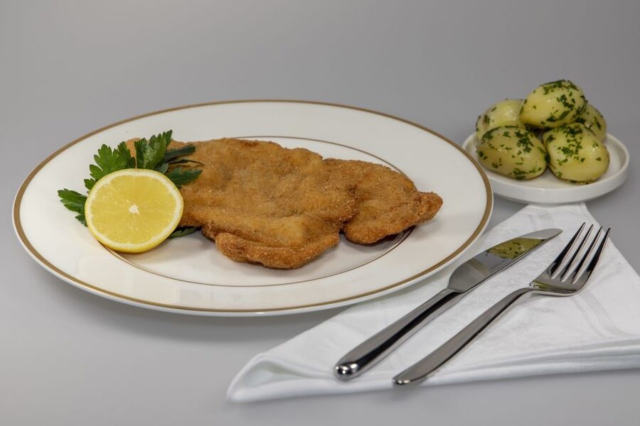 Vienna: Wiener Schnitzel and Strudel Cooking Class - The meal and drinks: why it feels like dining, not homework