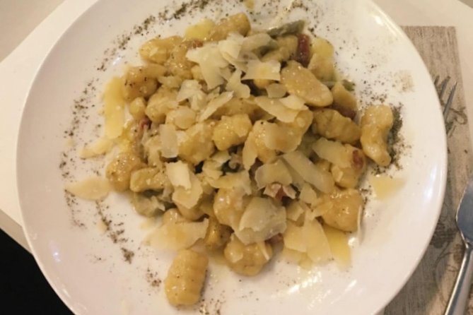 Walking tour in the Heart of Rome and a Cooking Class in a Very Small Group - From Piazza Barberini to the Spanish Steps: a fast start in Rome’s center