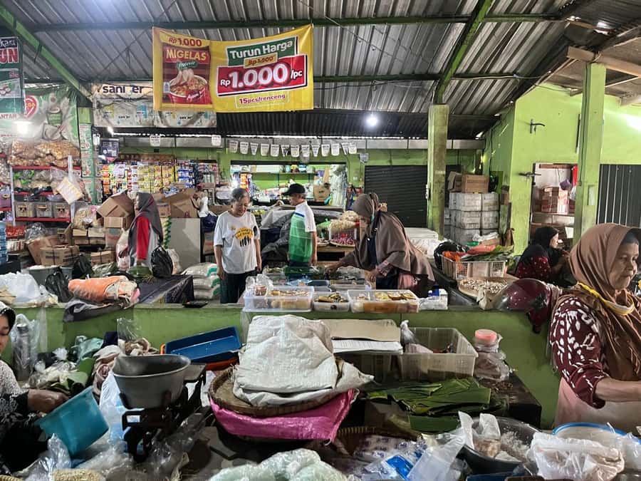 Yogyakarta: Cooking Class with Traditional Market Tour - How Yogyakarta cooking starts: pick-up and a black tea welcome