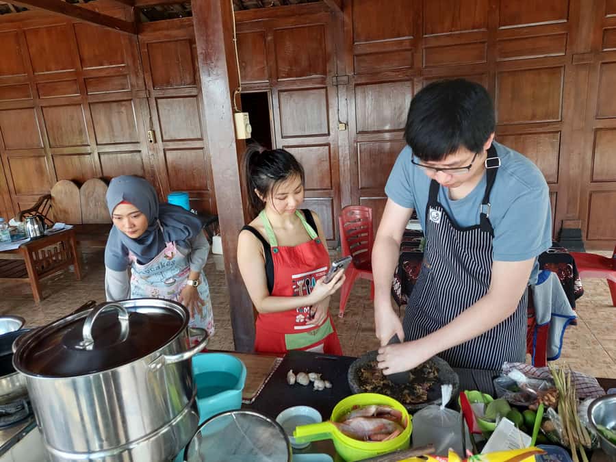 Yogyakarta: Javanese Cooking Class & Market Tour - Back to a Javanese House Kitchen: The Class Setup and Timing